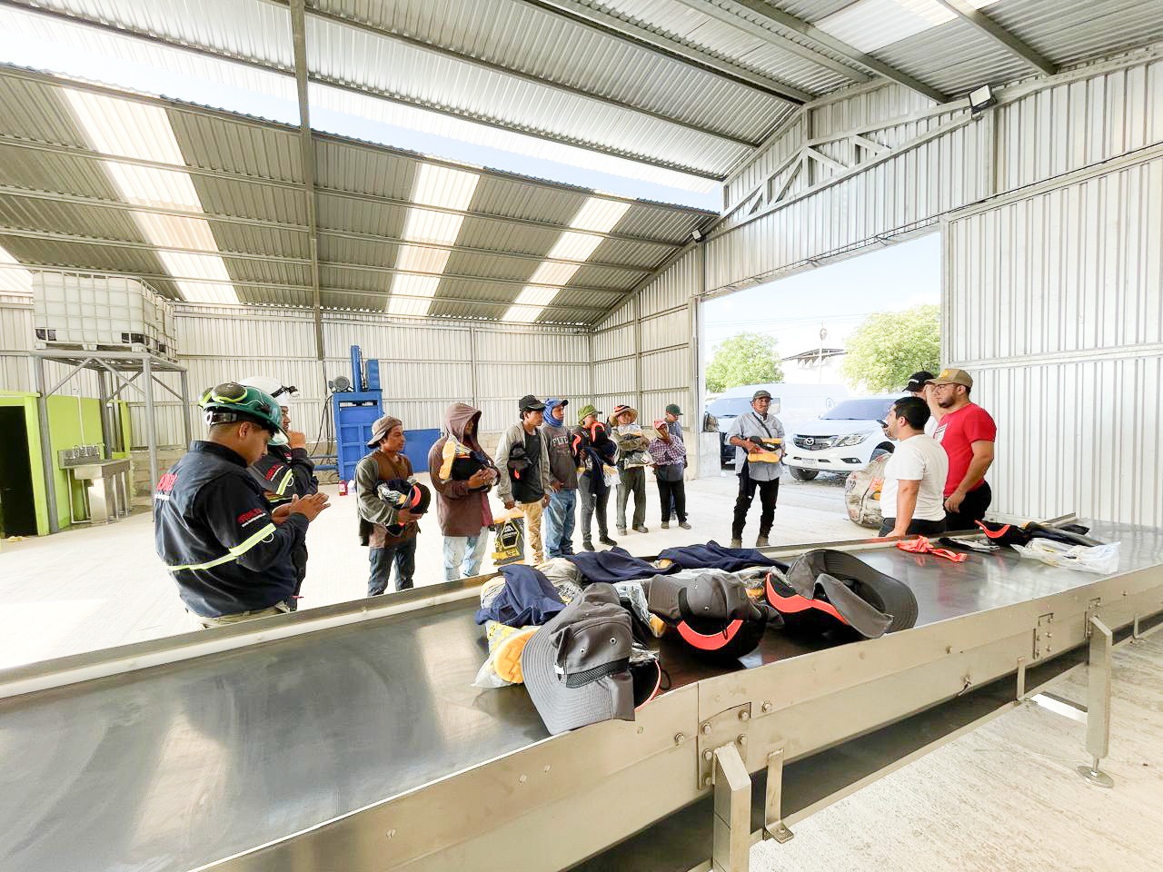 Recicladores de base de Río Hondo reciben equipo de protección personal para fortalecer su labor