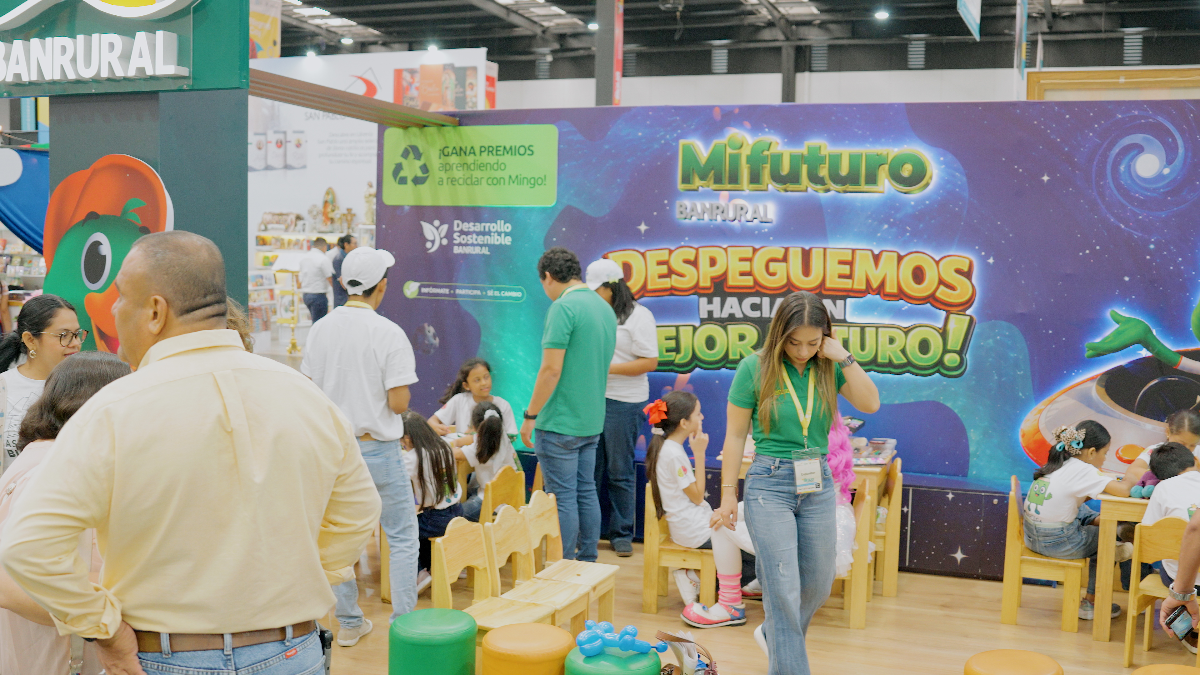 Banrural y Recíclalos acercaron la educación ambiental a las familias en FILGUA 2026