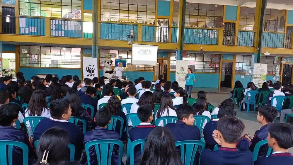 Recíclalos visita Instituto Diéguez Olaverri en zona 11